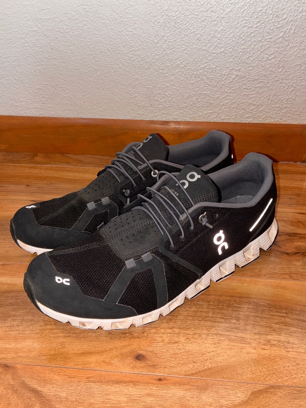 On Cloud 5 Men’s Athletic Running Shoe Sneakers, black/white - size 11.5